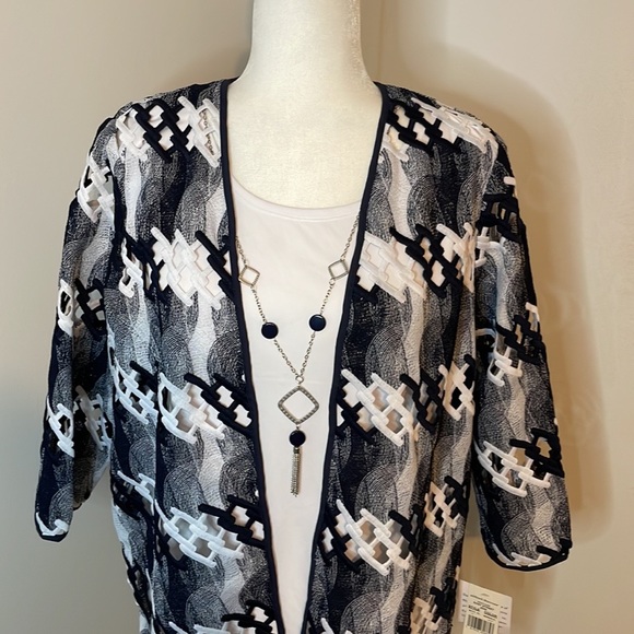 Alfred Dunner lace black & white size medium 2-in-1 top whit attached necklace - Picture 3 of 10